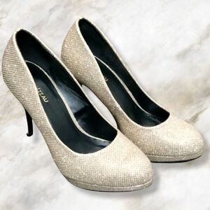 Le Chateau Pumps Size 8 US  38 EU Gold Sparkle Platform